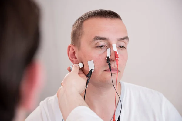 Test des nerfs du patient par électromyographie au centre médical — Photo