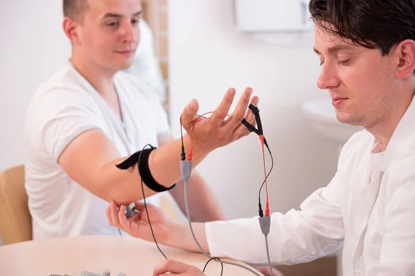 Nerventest des Patienten mittels Elektromyographie im medizinischen Zentrum — Stockfoto