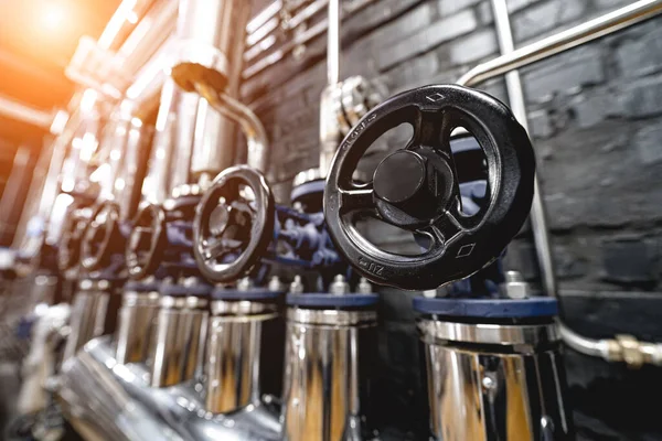 De kleppen en pijpen in een ambachtelijke moderne brouwerij muur — Stockfoto