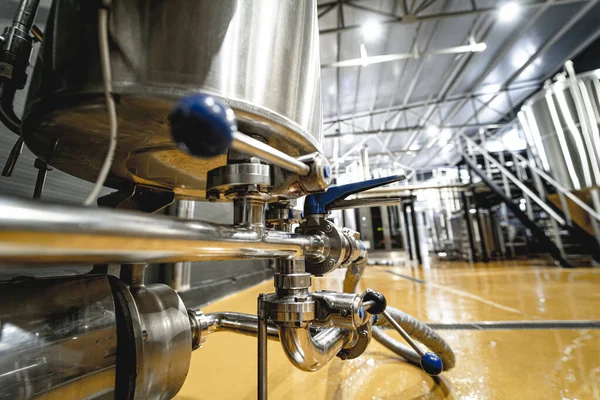 Filas de tanques de acero para la fermentación y maduración de la cerveza en una cervecería artesanal — Foto de Stock