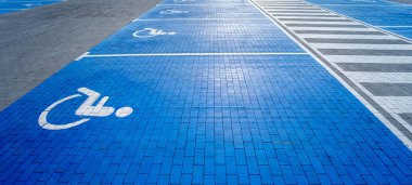 Özürlüler için özel bir park yerine engelliler sembolü çizilmiş