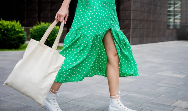 Mujer joven y hermosa con bolsa ecológica de lino en el fondo de la ciudad. — Foto de Stock