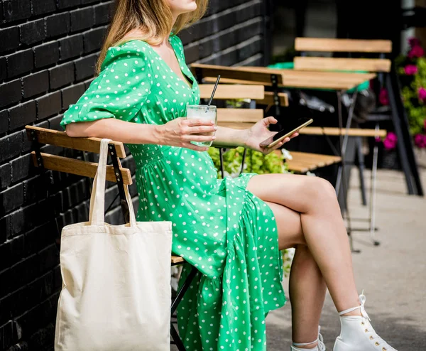 도시 배경에 아마포 가방을 들고 있는 아름다운 처녀. — 스톡 사진