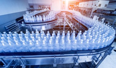 Modern bir içecek fabrikasında içme suyu şişeleriyle taşıma bandı..