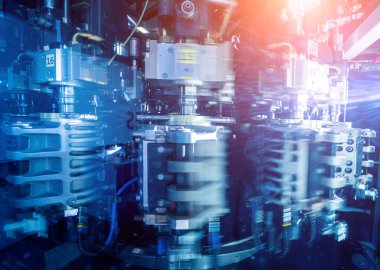 Modern içecek fabrikasında otomatik doldurma makinesi plastik PET şişelerine su doldurur.