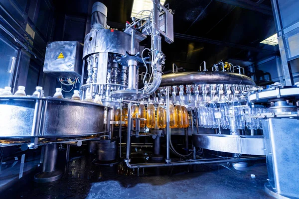 자동 충전기 가현 대식 음료 공장에 있는 플라스틱 PET 병에 물을 붓는다. — 스톡 사진