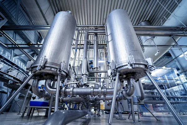 Fıçı ve boruları olan bir içecek fabrikasının modern iç mekanı.