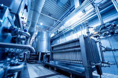 Fıçı ve boruları olan bir içecek fabrikasının modern iç mekanı.