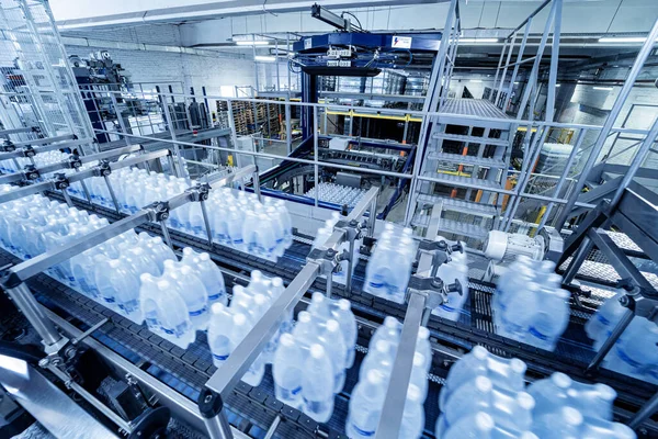 Moderne band- en transportmachine voor verpakkingslijn in drankfabriek. — Stockfoto