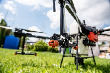 Yeşil alanda profesyonel tarım aracı.