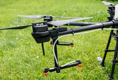 Yeşil alanda profesyonel tarım aracı.