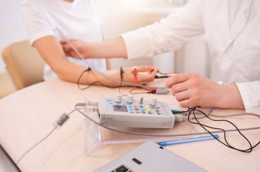 Tıbbi merkezde elektromiyografi kullanan hasta sinirleri test ediliyor.
