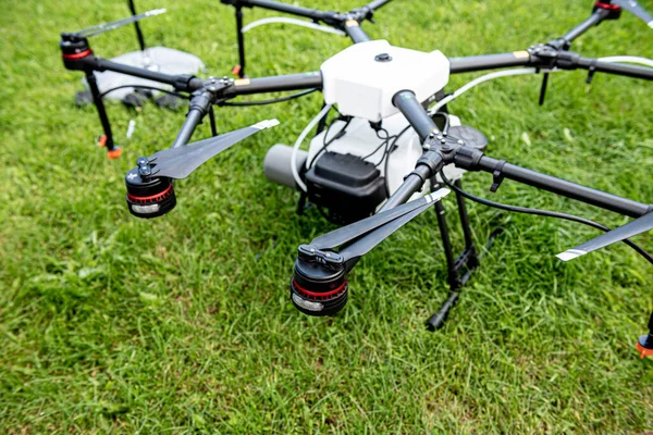 Drone agricole professionnel sur le terrain vert — Photo