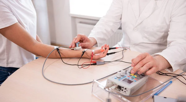 Test dei nervi dei pazienti con elettromiografia presso il centro medico — Foto Stock