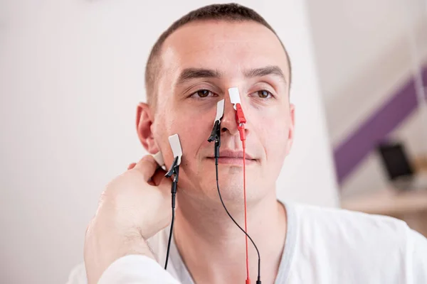 Testning av patientnerver med hjälp av elektromyografi på vårdcentralen — Stockfoto