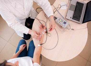Tıbbi merkezde elektromiyografi kullanan hasta sinirleri test ediliyor.