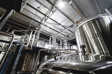 Bira fabrikasında bira demleme ekipmanı.