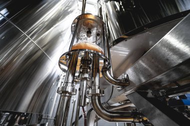 Bira fabrikasında bira demleme ekipmanı.