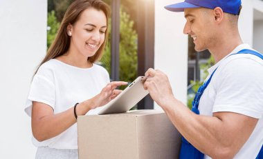 Genç kurye evde genç bir bayana mal getiriyor.