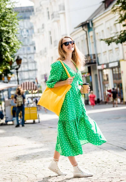 Mujer joven y hermosa con bolso ecológico de lino amarillo en el fondo de la ciudad. —  Fotos de Stock