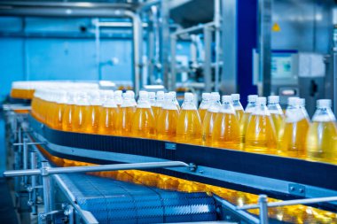 Modern bir içecek fabrikasında meyve suyu veya su için şişeli taşıyıcı bant
