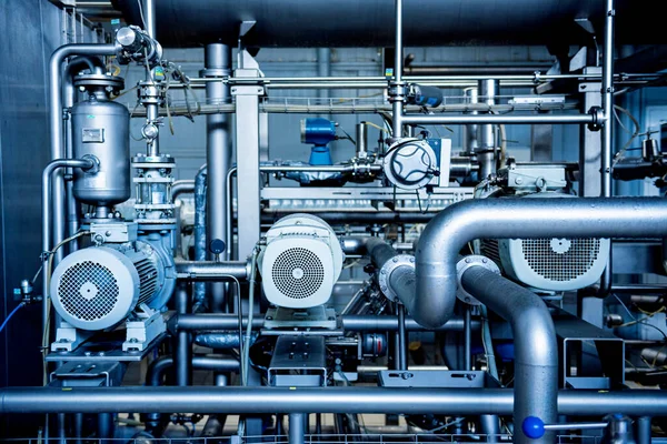 Interior moderno de una planta de bebidas con barriles y tuberías — Foto de Stock