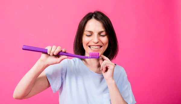 Όμορφη ευτυχισμένη νεαρή γυναίκα με μεγάλη οδοντόβουρτσα σε λευκό ροζ φόντο — Φωτογραφία Αρχείου