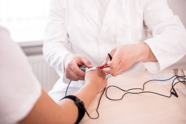 Tıbbi merkezde elektromiyografi kullanan hasta sinirleri test ediliyor.