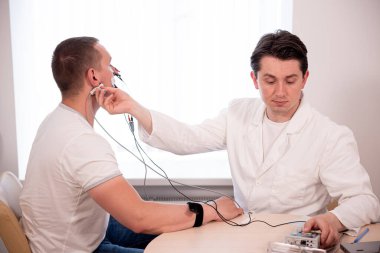 Tıbbi merkezde elektromiyografi kullanan hasta sinirleri test ediliyor.