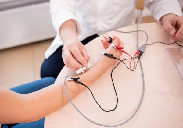 Nerventest des Patienten mittels Elektromyographie im medizinischen Zentrum — Stockfoto
