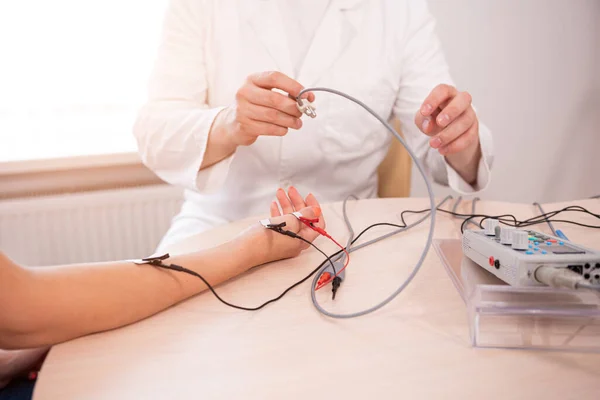 Patiëntenzenuwen testen met behulp van elektromyografie in het medisch centrum — Stockfoto