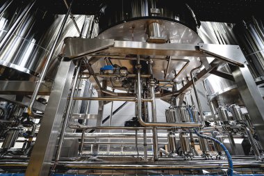 Modern bir bira fabrikasının boruları ve tesisatları.