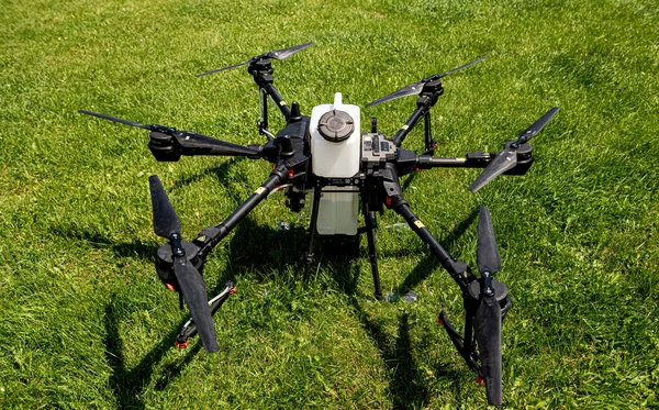 Szakmai mezőgazdasági drón a zöld mezőn — Stock Fotó