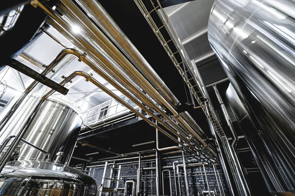 Tuberías y accesorios en una fábrica de cerveza moderna artesanal — Foto de Stock