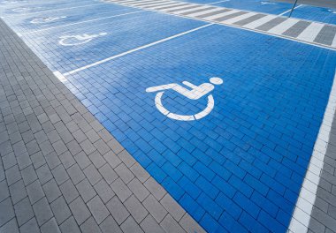 Özürlüler için özel bir park yerine engelliler sembolü çizilmiş