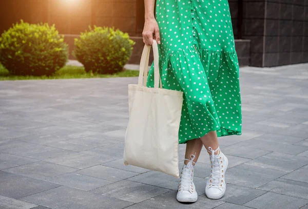 Mujer joven y hermosa con bolsa ecológica de lino en el fondo de la ciudad. —  Fotos de Stock