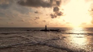 Gün batımında sakin deniz fenerinin hava manzarası.