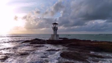 Gün batımında sakin deniz fenerinin hava manzarası.