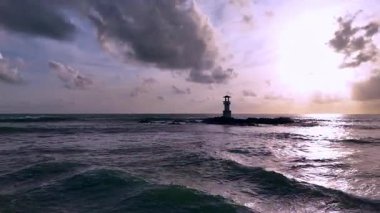 Gün batımında sakin deniz fenerinin hava manzarası.