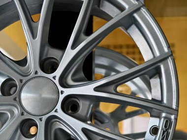 Yakın çekim alaşımlı tekerlek kenarı cilalanmış metal telleri gösteriyor.