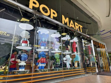 SINGAPORE - 18 Kasım 2025: Büyük alışveriş merkezindeki Popmart Market.