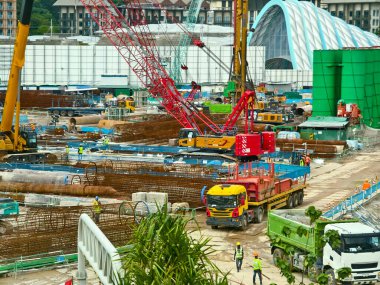 Etkin inşaat ekibi araçlar ve desteklerle bina inşa ediyor.