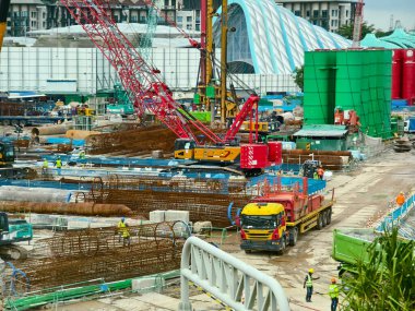 Etkin inşaat ekibi araçlar ve desteklerle bina inşa ediyor.