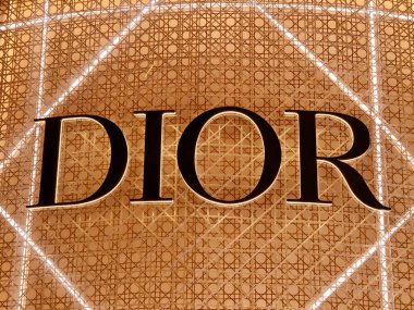 SINGAPORE - 18 Kasım 2025: Büyük alışveriş merkezindeki Dior perakende mağazası.