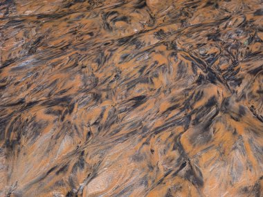 Su yolları ve kum manzaralarıyla karışık mozaik.