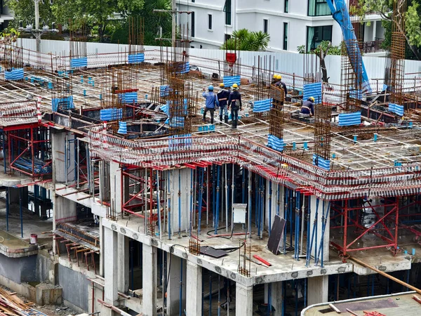 Etkin inşaat ekibi araçlar ve desteklerle bina inşa ediyor.