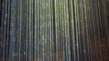 Parıldayan dikey ışık perdesi parıldayan boncuklar yanar döner sinema arkaplanı.