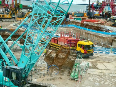 Etkin inşaat ekibi araçlar ve desteklerle bina inşa ediyor.