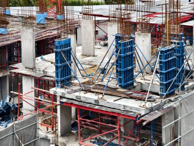 Etkin inşaat ekibi araçlar ve desteklerle bina inşa ediyor.