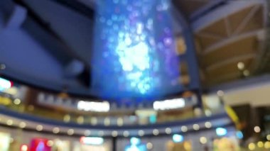 Bokeh ışıkları gibi parlayan avizesi olan bulanık avlu..